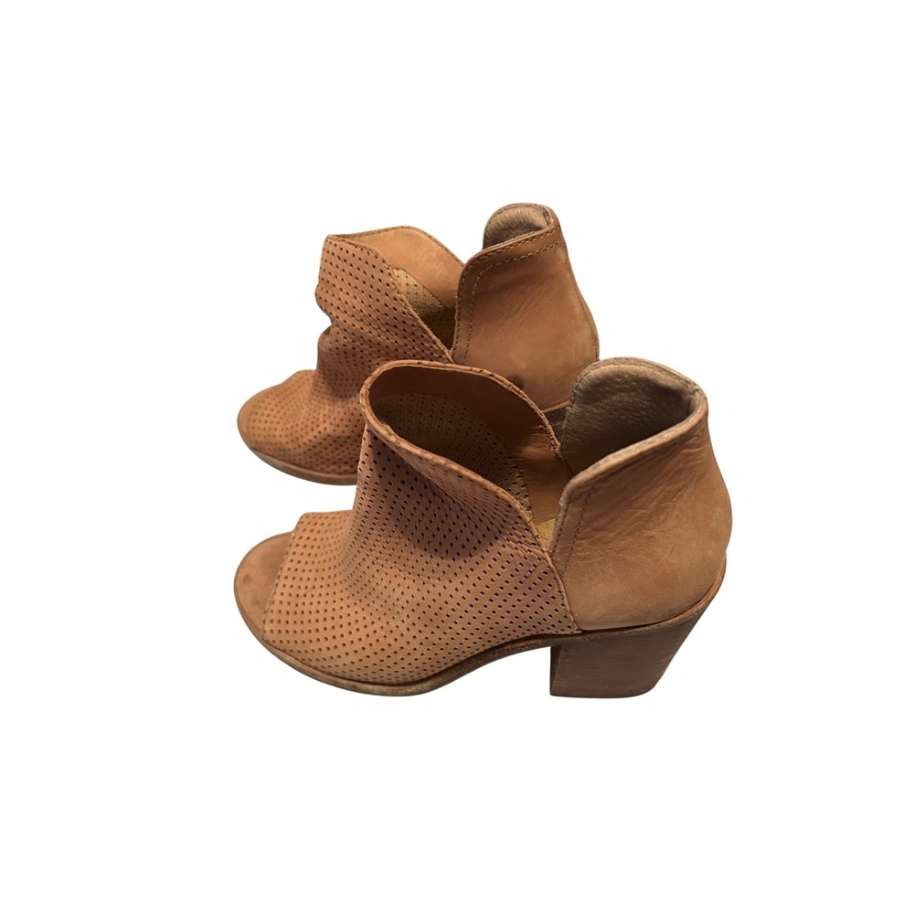 Steve Madden Tan Perforated Leather Peep Toe Block Heel Booties V-Cut Ankle Boot - Picture 2 of 8